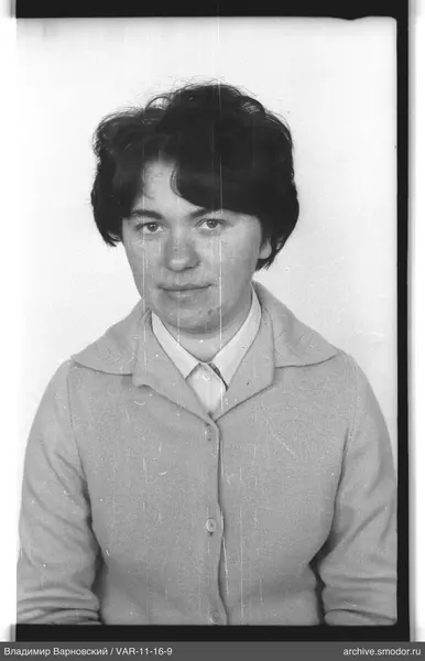 Porträt einer Frau in hellem Cardigan