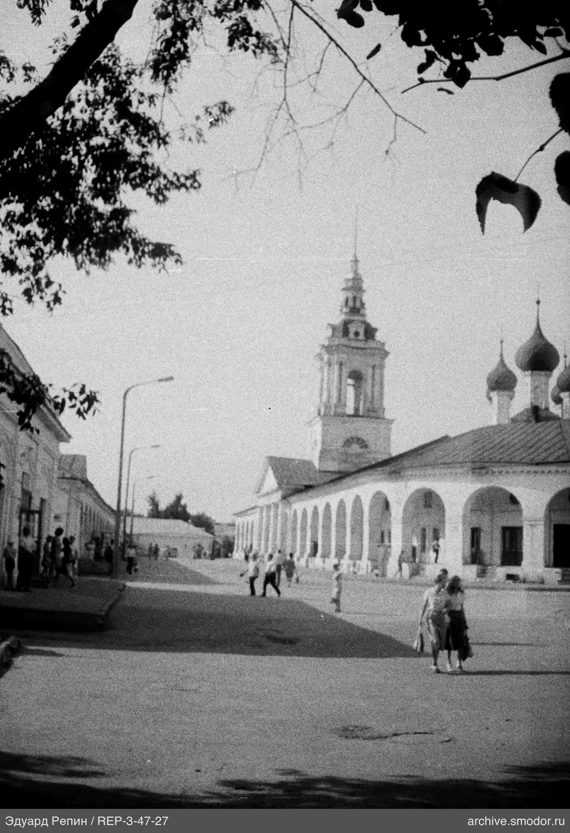 Улица с прохожими и церковью