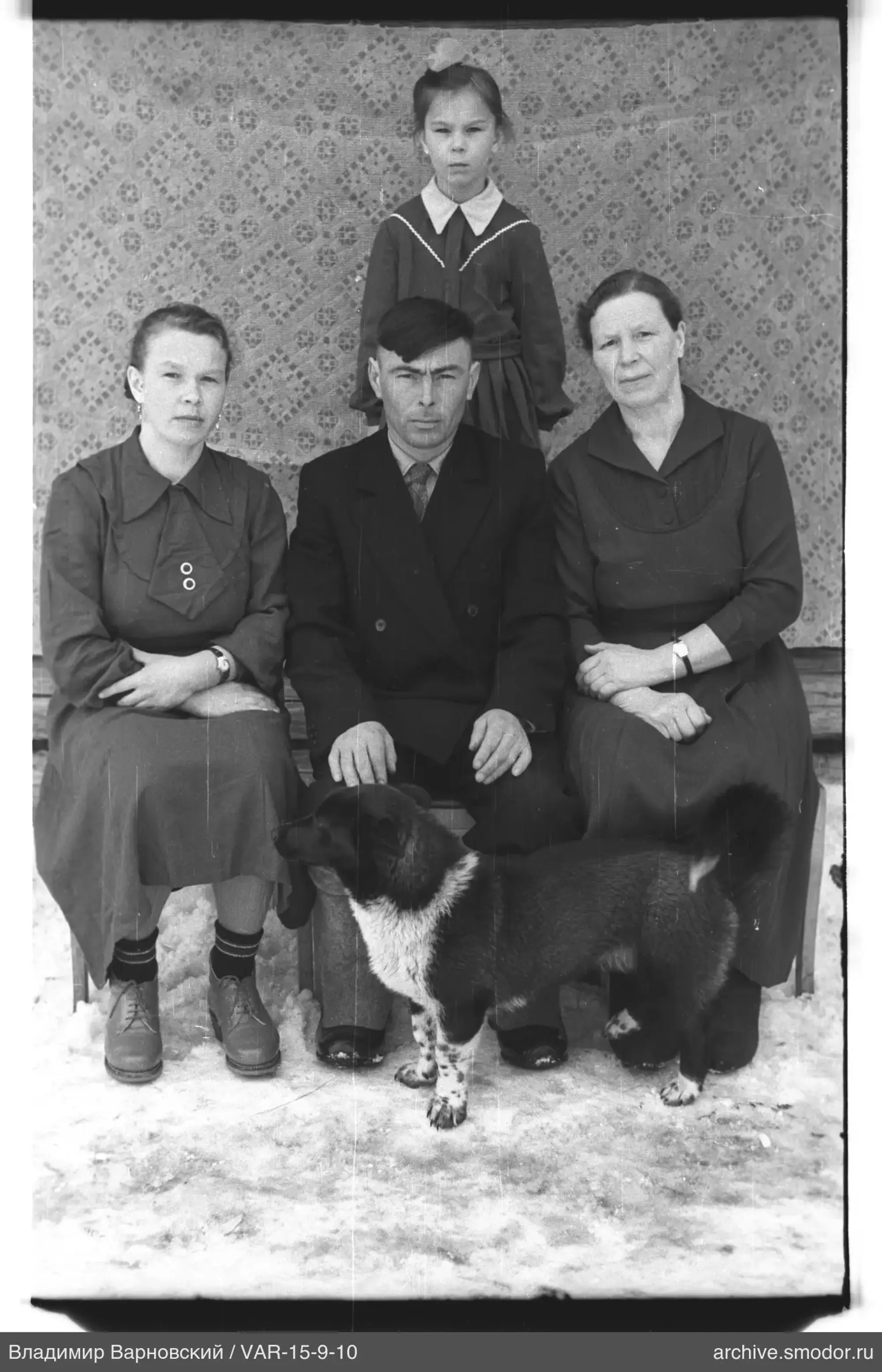 Gruppe von Erwachsenen und Mädchen mit Hund