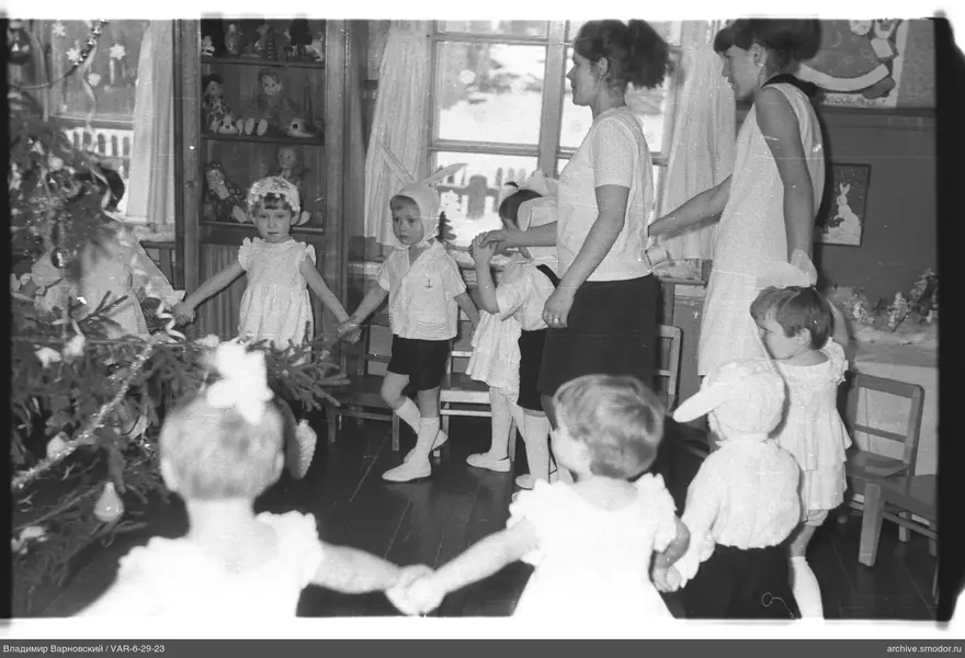 Kinder und Frauen im Kreis bei einer Feier