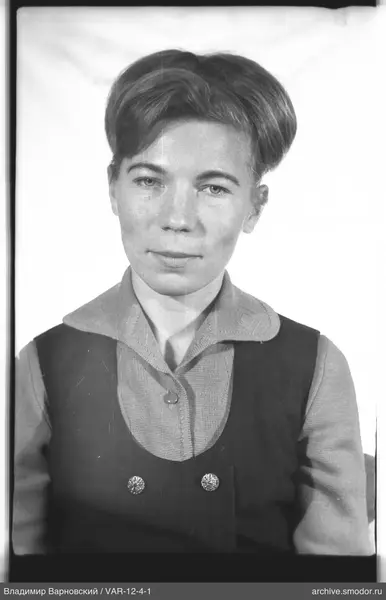 Porträt einer Frau in hellem Pullover