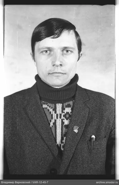 Porträt eines Mannes in Jacke und Pullover