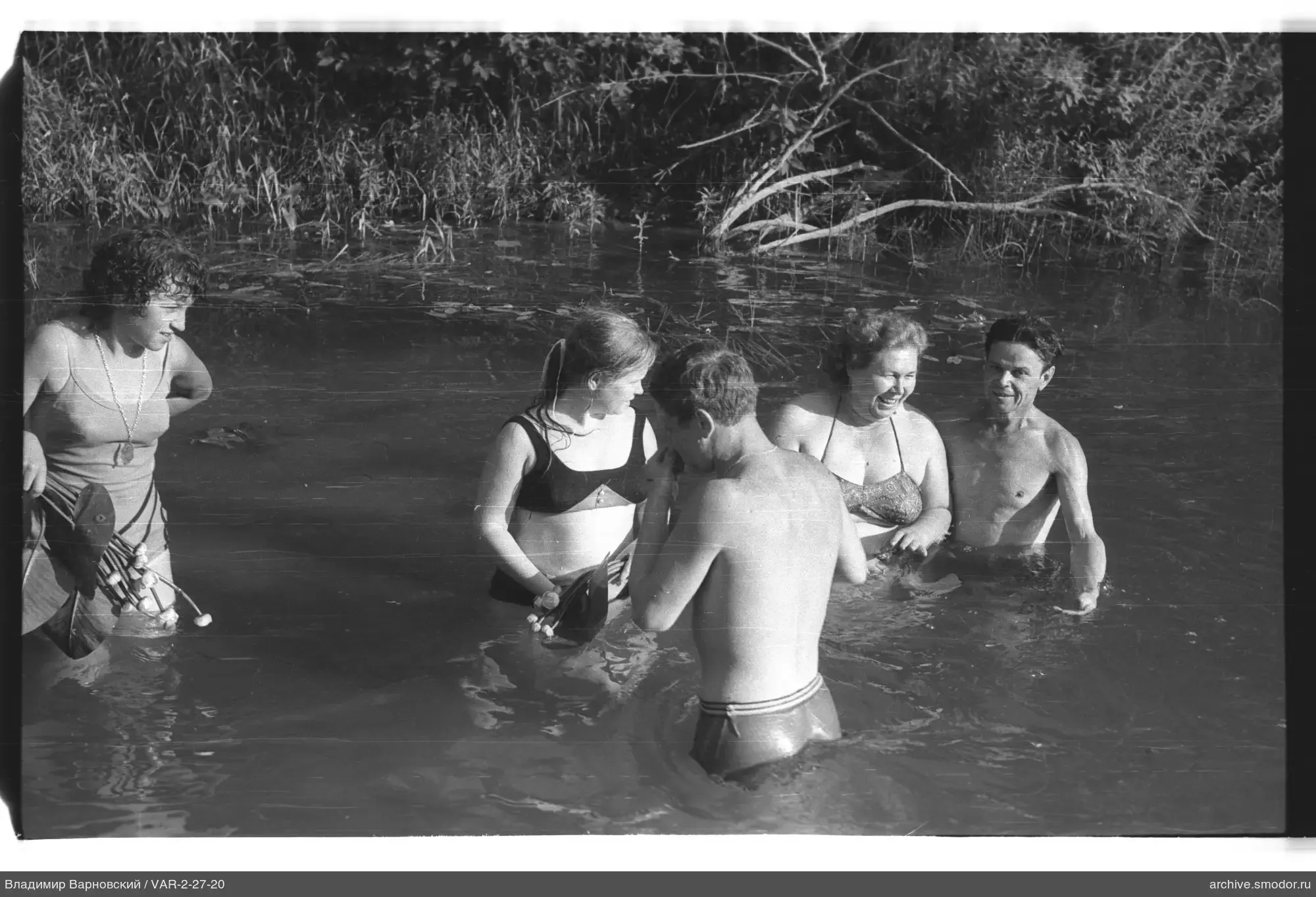 Пять человек в воде