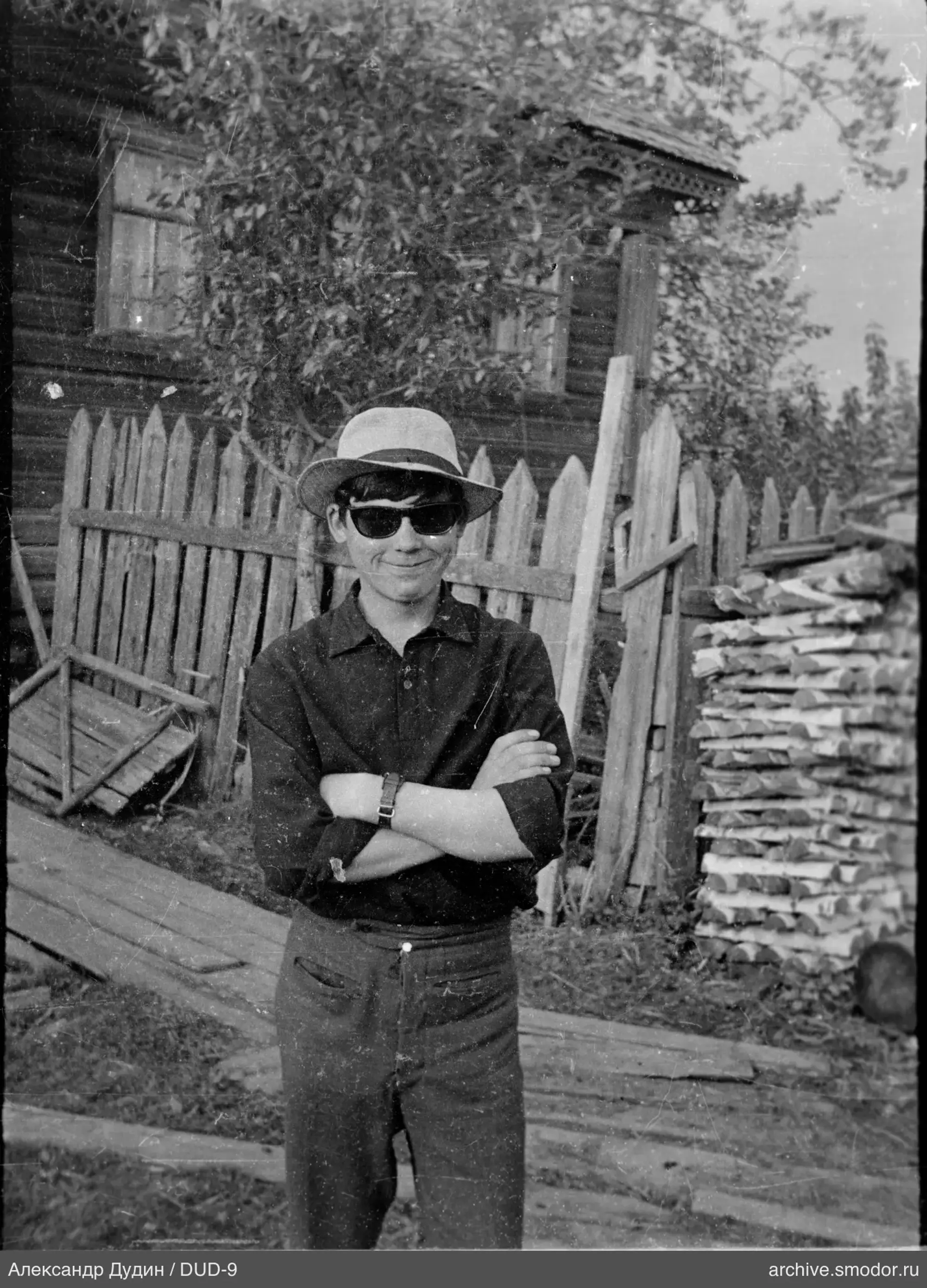 Mann mit Hut und Brille