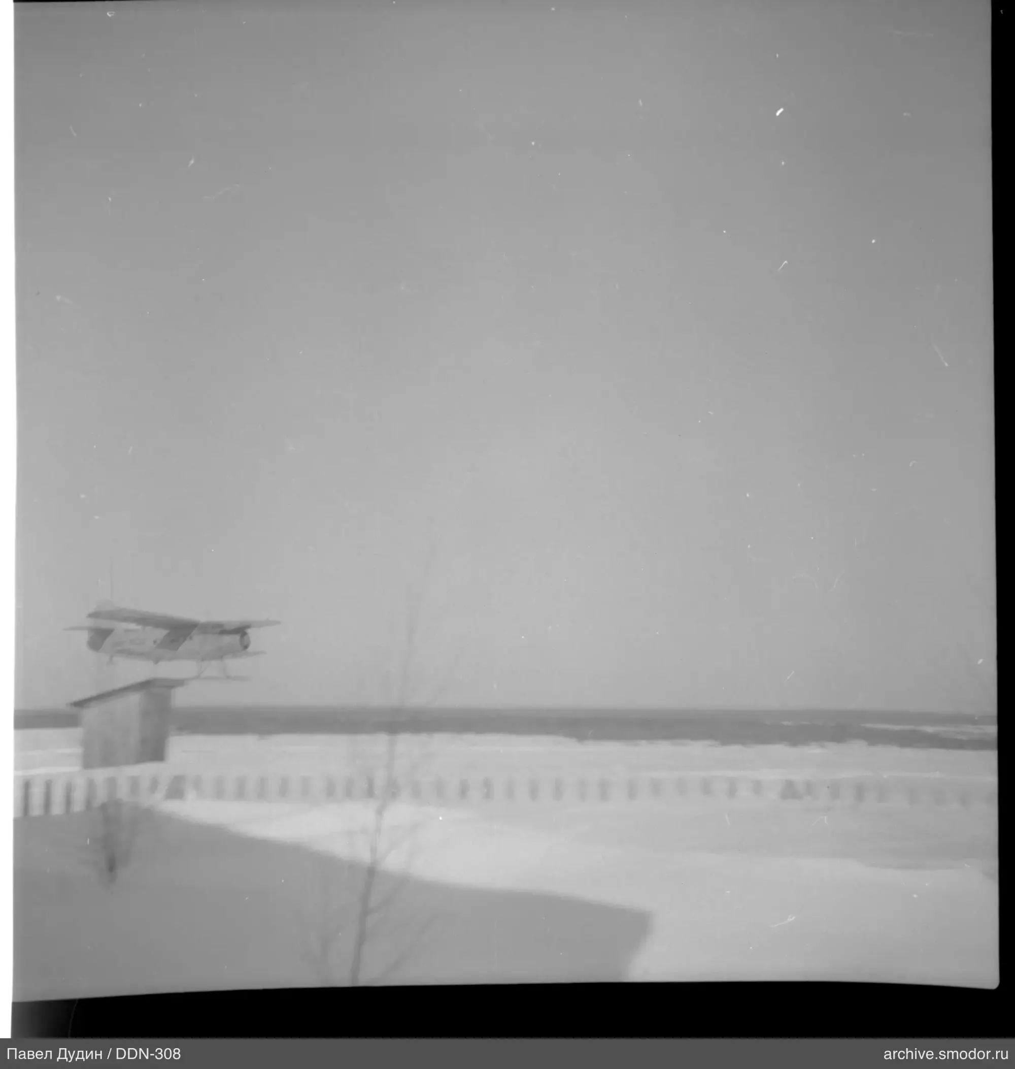 Dach mit Leichtflugzeug und schneebedecktes Feld