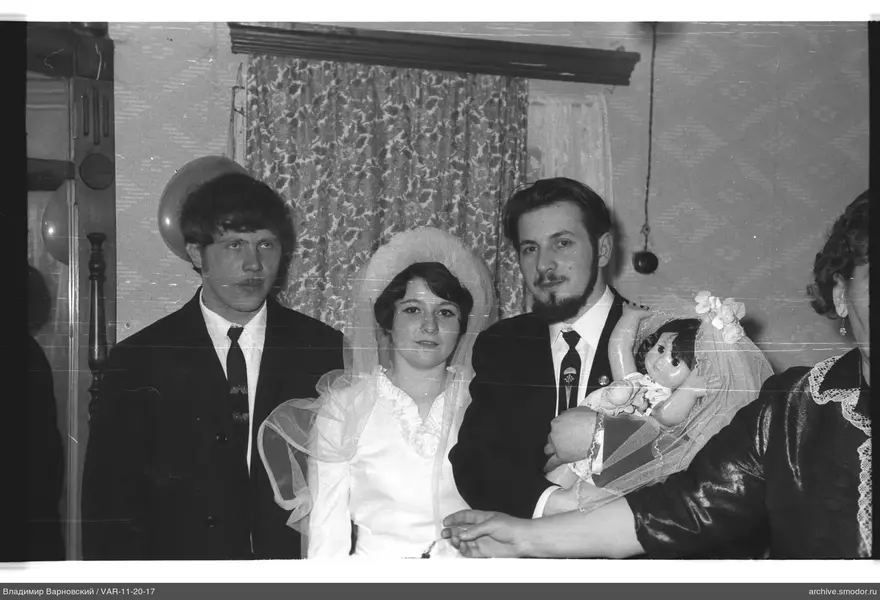 Gruppenporträt mit Frau im Hochzeitskleid