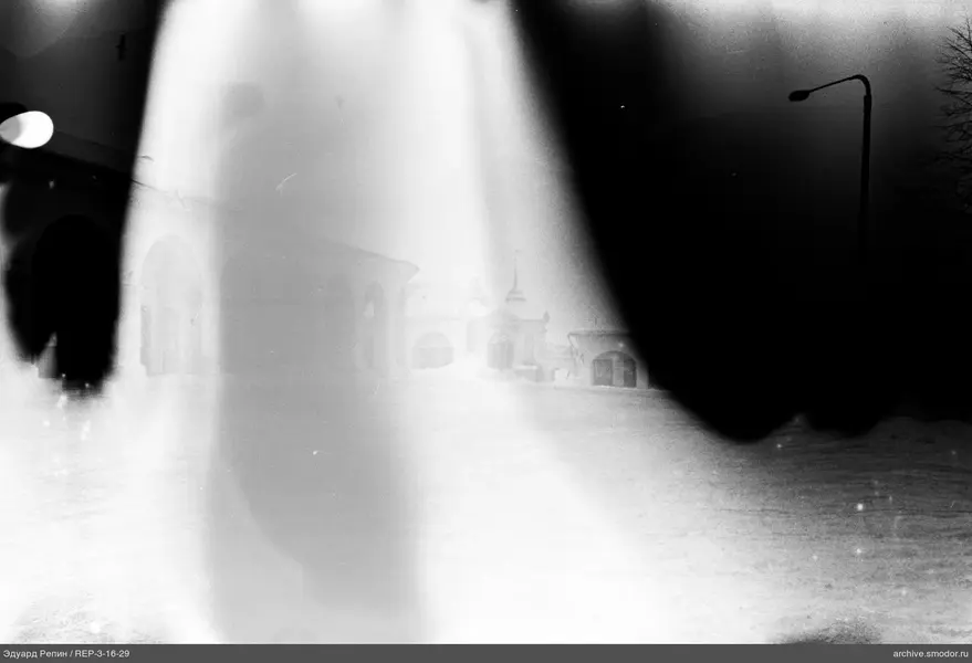 Обзорная фотография с зданиями и деревьями