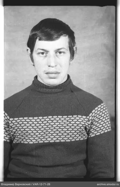 Porträt eines Mannes in dunklem Pullover