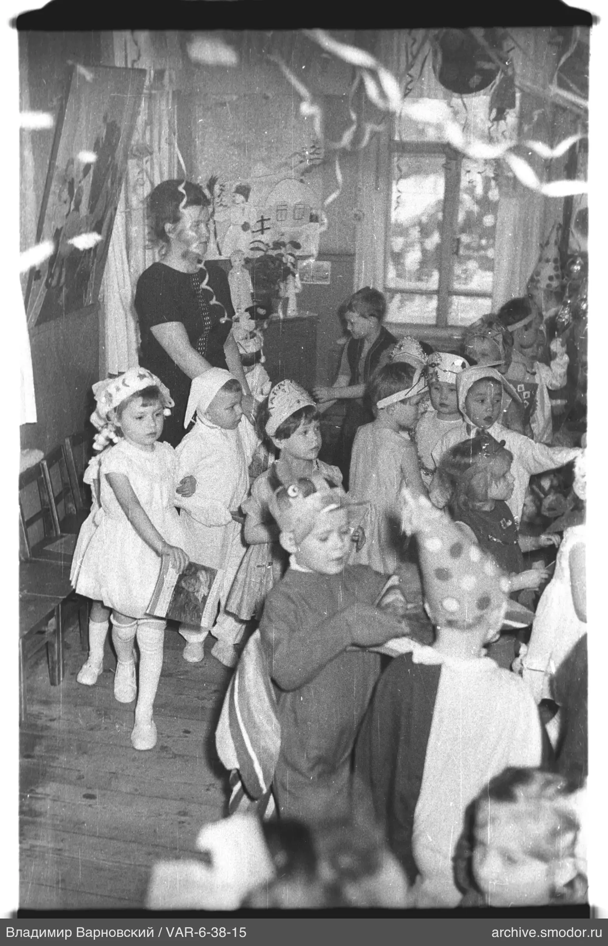 Frau mit Kindern im festlichen Raum