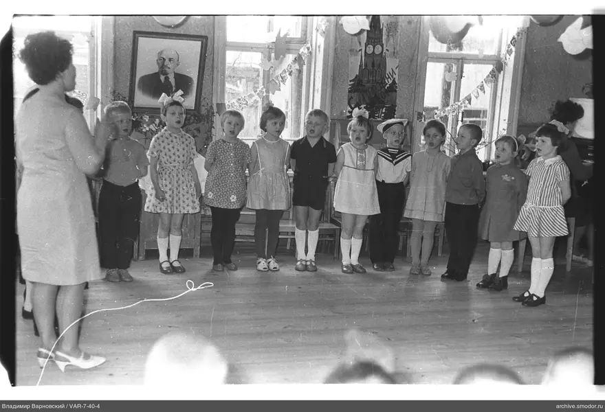 Gruppe von Kindern und Erwachsenen auf dem Foto