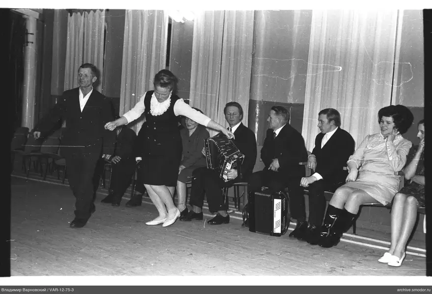 Dancing couple and audience with bayans