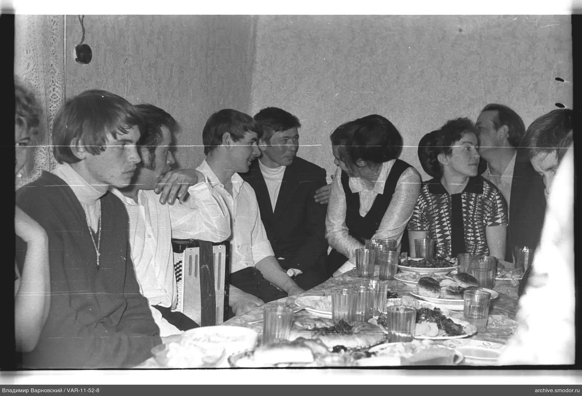 Gruppenporträt am Tisch