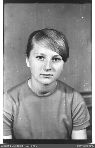 Porträt einer Frau in einem T-Shirt