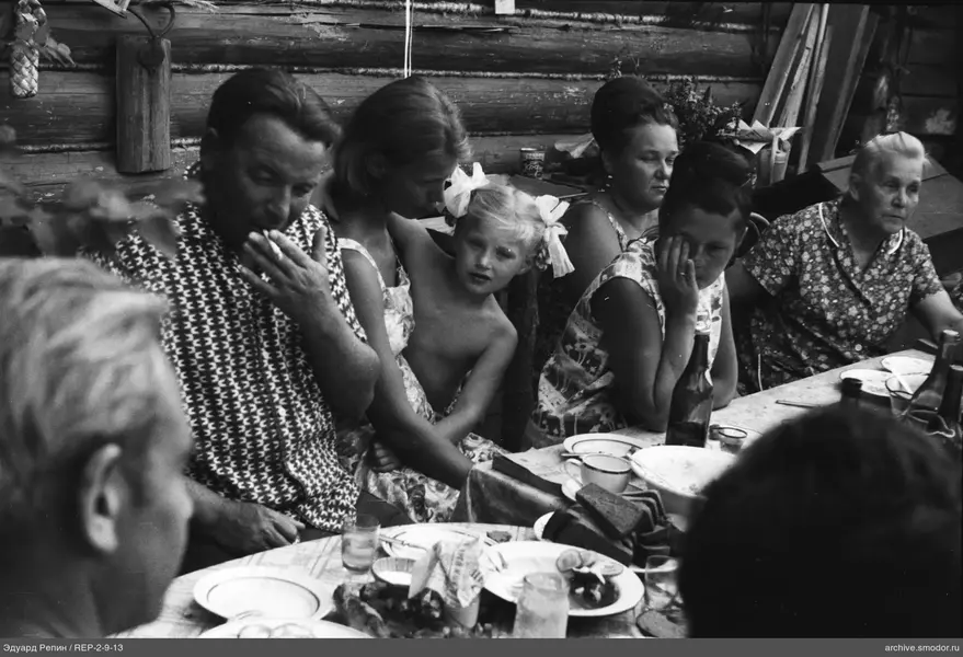 Gruppe von Frauen und Mädchen am Tisch