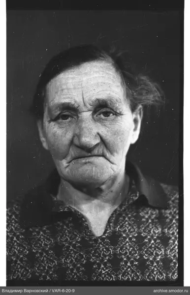 Porträt einer Frau mit kurzen Haaren