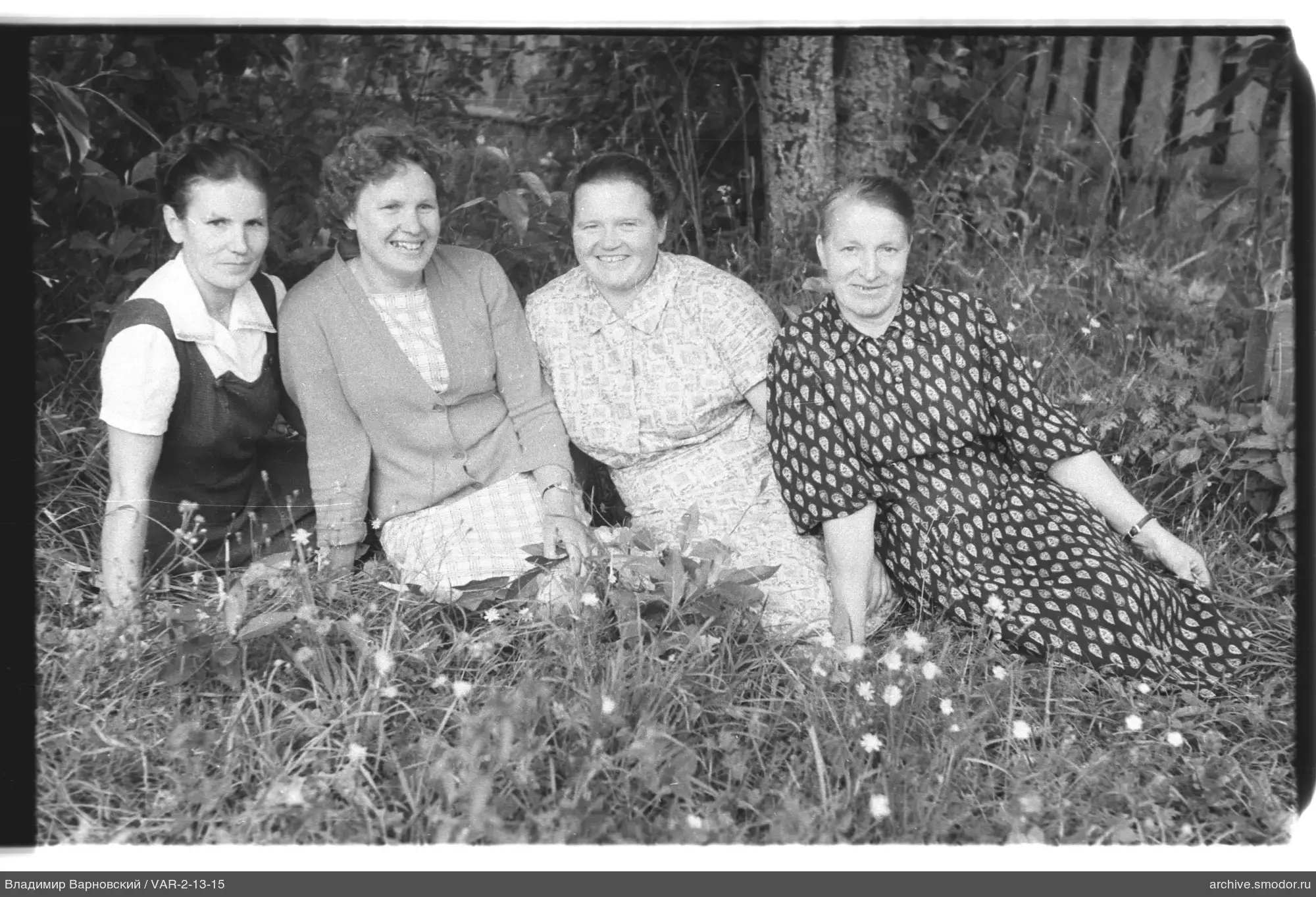 Gruppenporträt von Frauen auf dem Gras