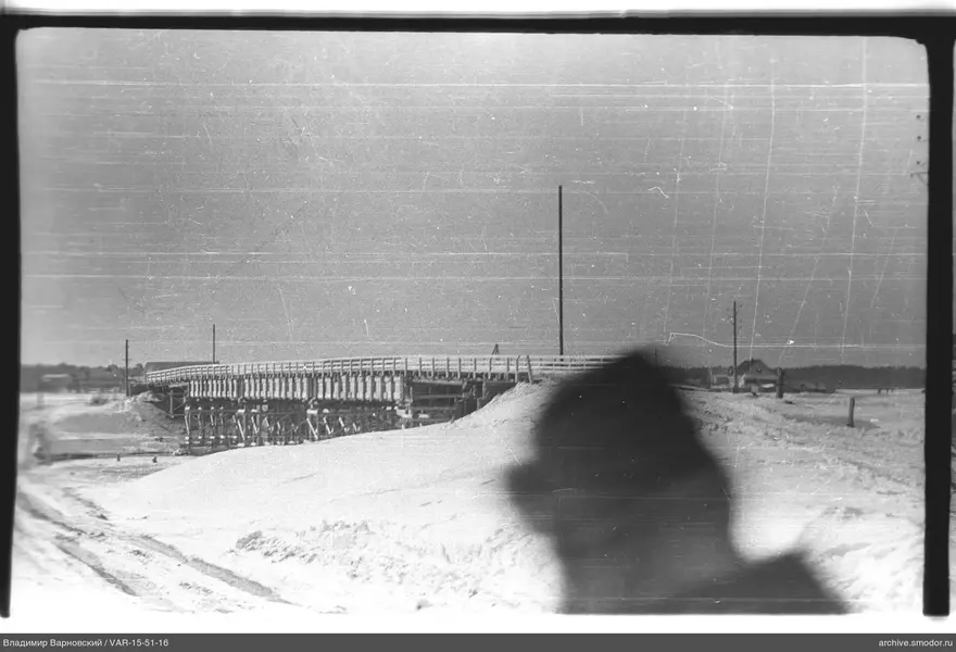 Holzbrücke und Silhouette einer Person