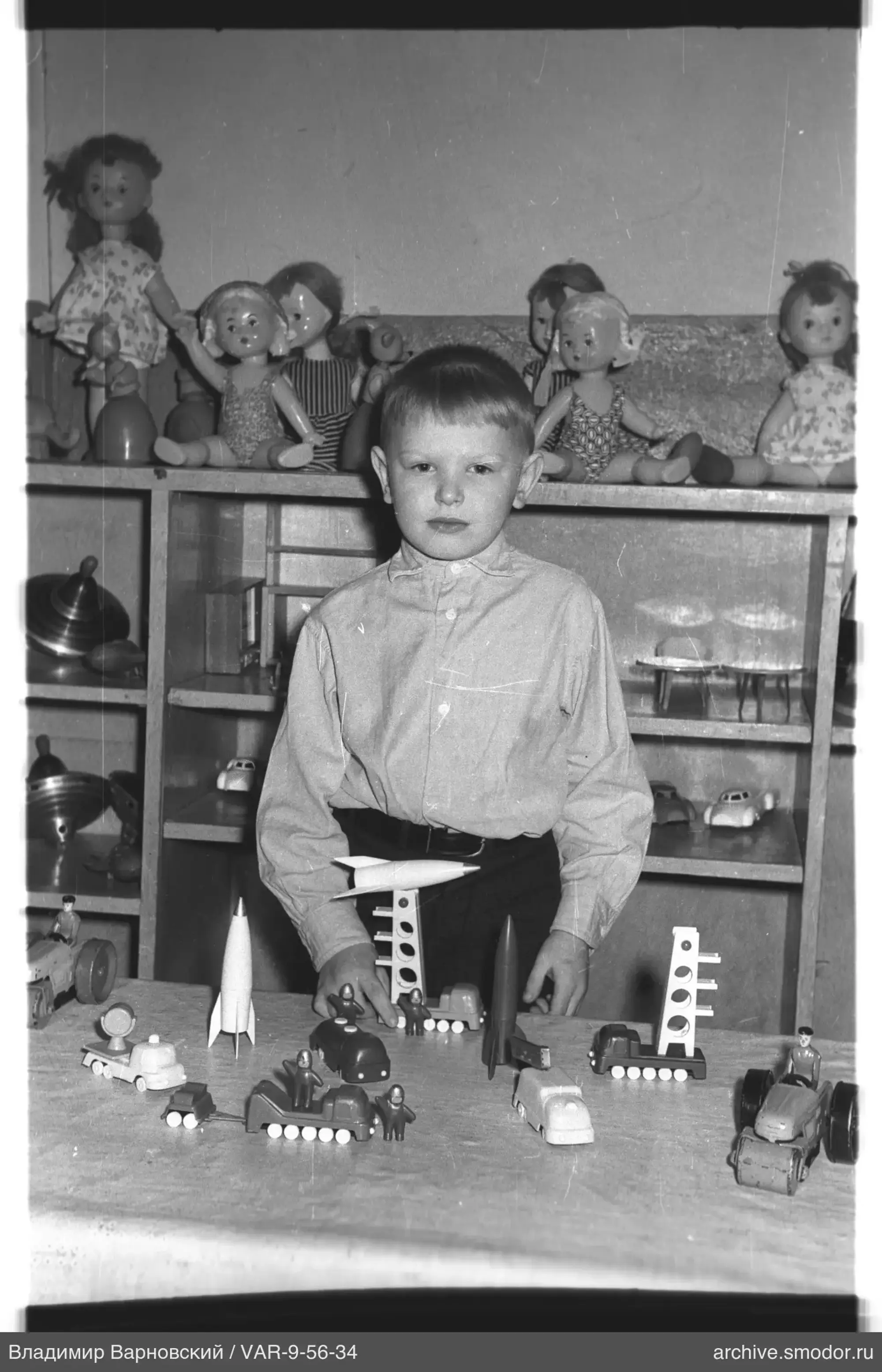 Porträt eines Jungen mit Spielzeug