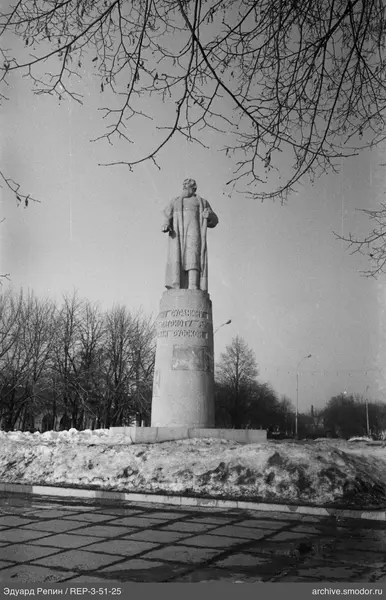 Steindenkmal mit stehender Männerfigur