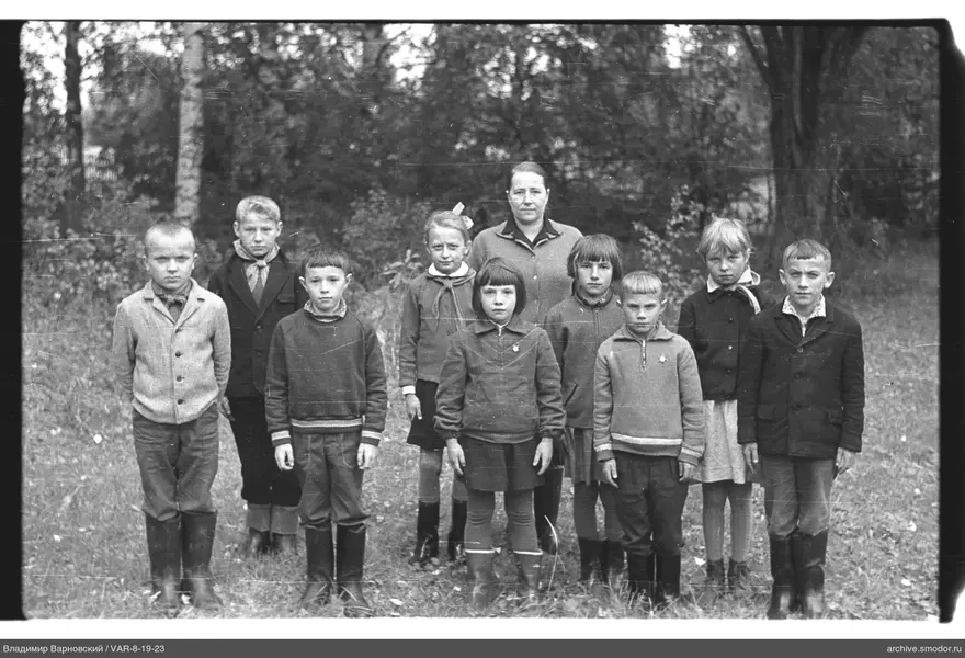 Gruppenporträt von Kindern und Frau