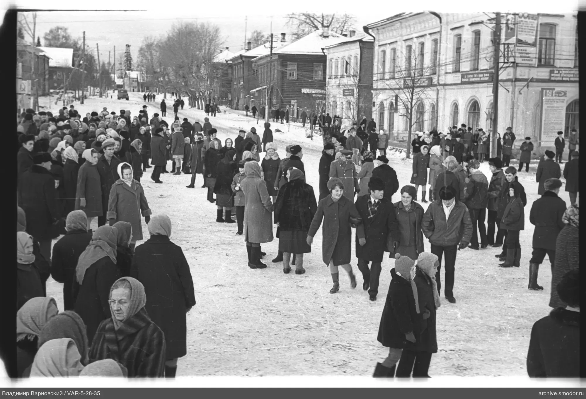 Толпа на заснеженной улице