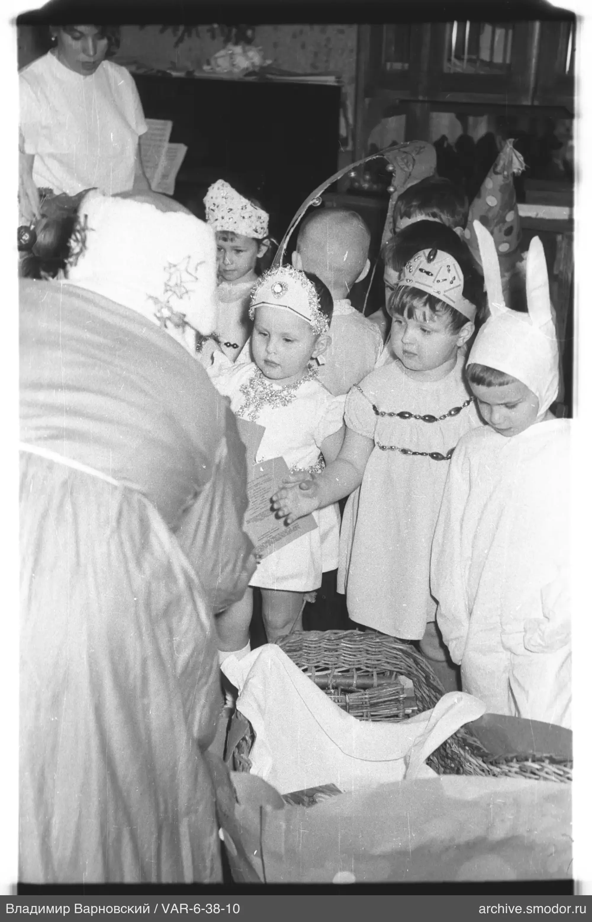 Kinder in Kostümen bei einer Veranstaltung