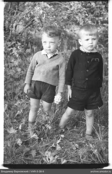Zwei Jungen auf dem Gras