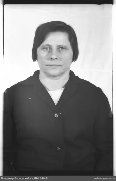 Porträt einer Frau in dunkler Jacke