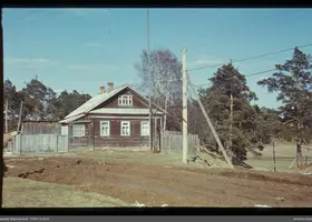 Holzhaus mit Fenstern und Zaun