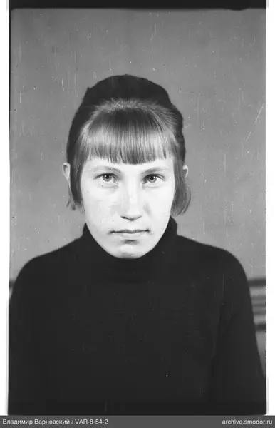 Porträt einer Frau in dunklem Pullover