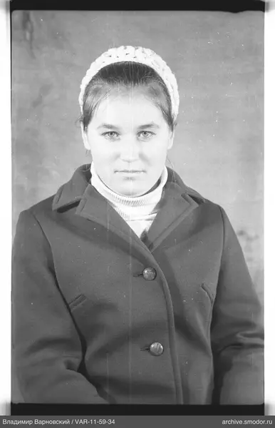 Porträt einer Frau in Mantel und Pullover