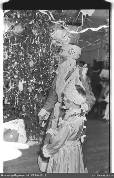 Mann im Ded Moroz Kostüm mit Mädchen