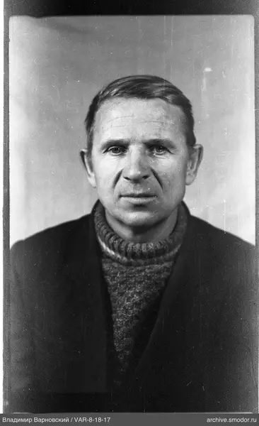 Porträt eines Mannes in dunklem Jacke und Pullover