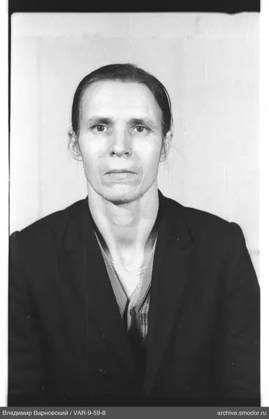 Porträt einer Frau in dunkler Jacke