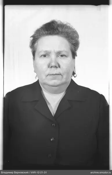 Porträt einer Frau in dunkler Jacke