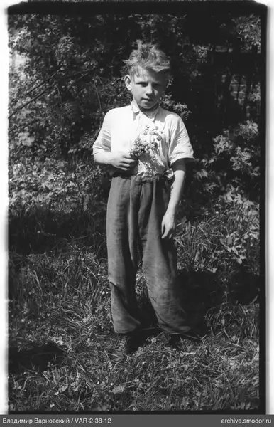 Junge mit Blumenstrauß in der Natur