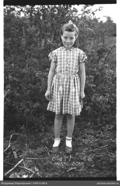 Mädchen im karierten Kleid in der Natur