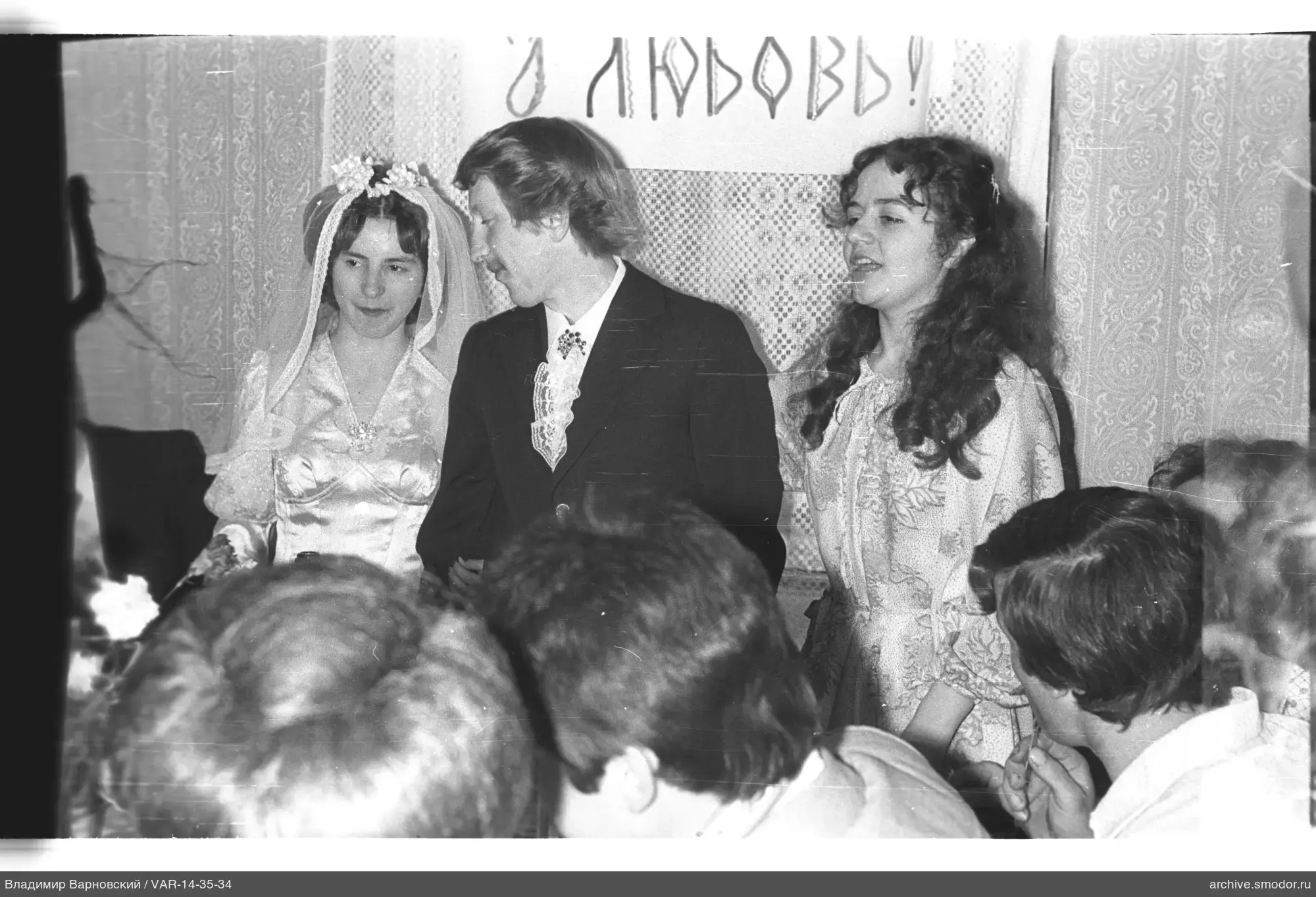 Gruppenporträt mit Frau im Hochzeitskleid