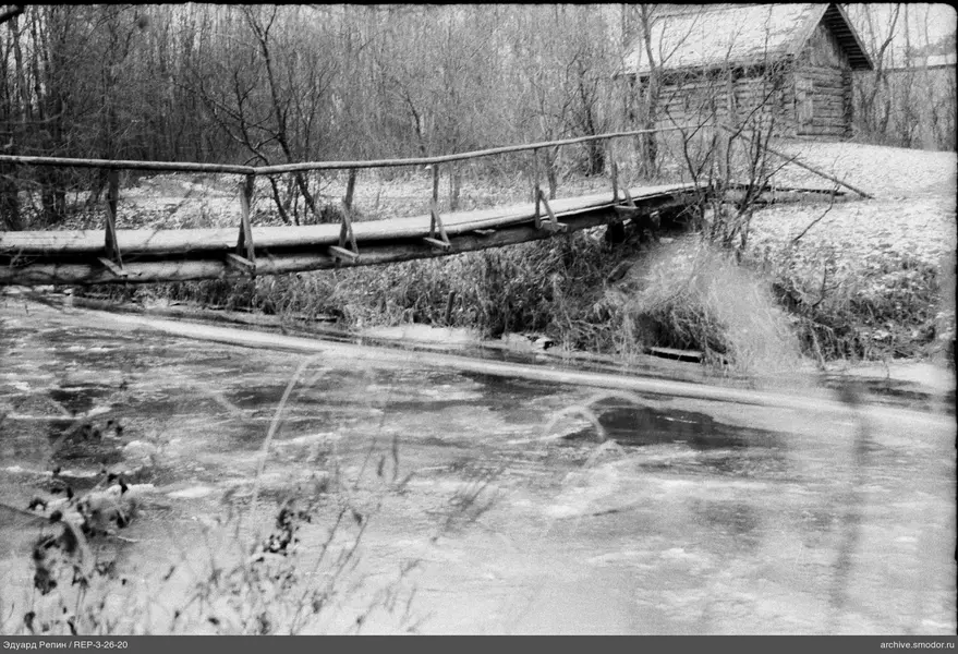 Holzbrücke über zugefrorenem Wasser