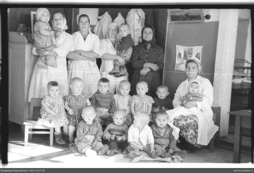 Gruppenporträt von Frauen und Kindern
