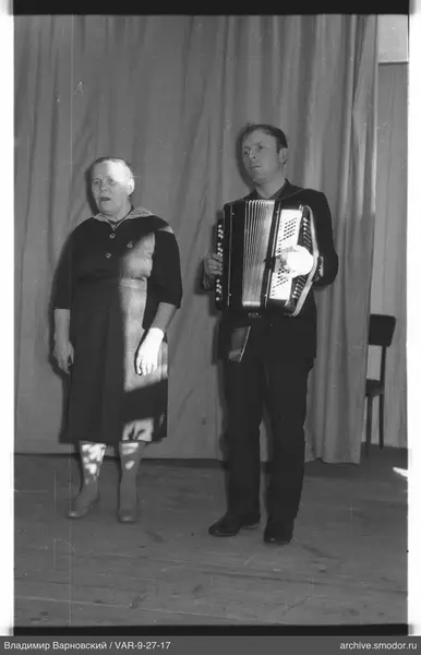 Frau und Mann mit Bayan auf der Bühne