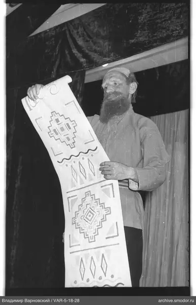 Mann mit einer Schriftrolle mit geometrischen Mustern