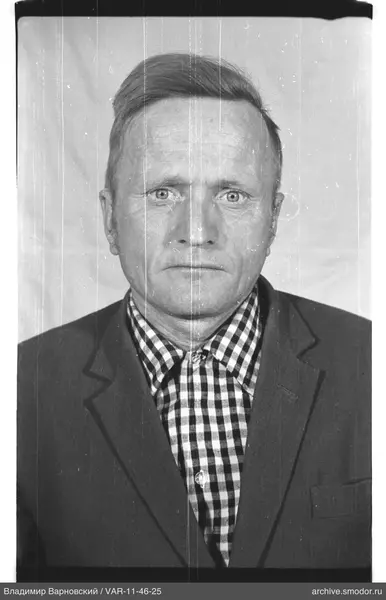 Porträt eines Mannes in dunklem Sakko