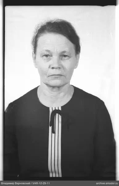 Porträt einer Frau in dunklem Kleid