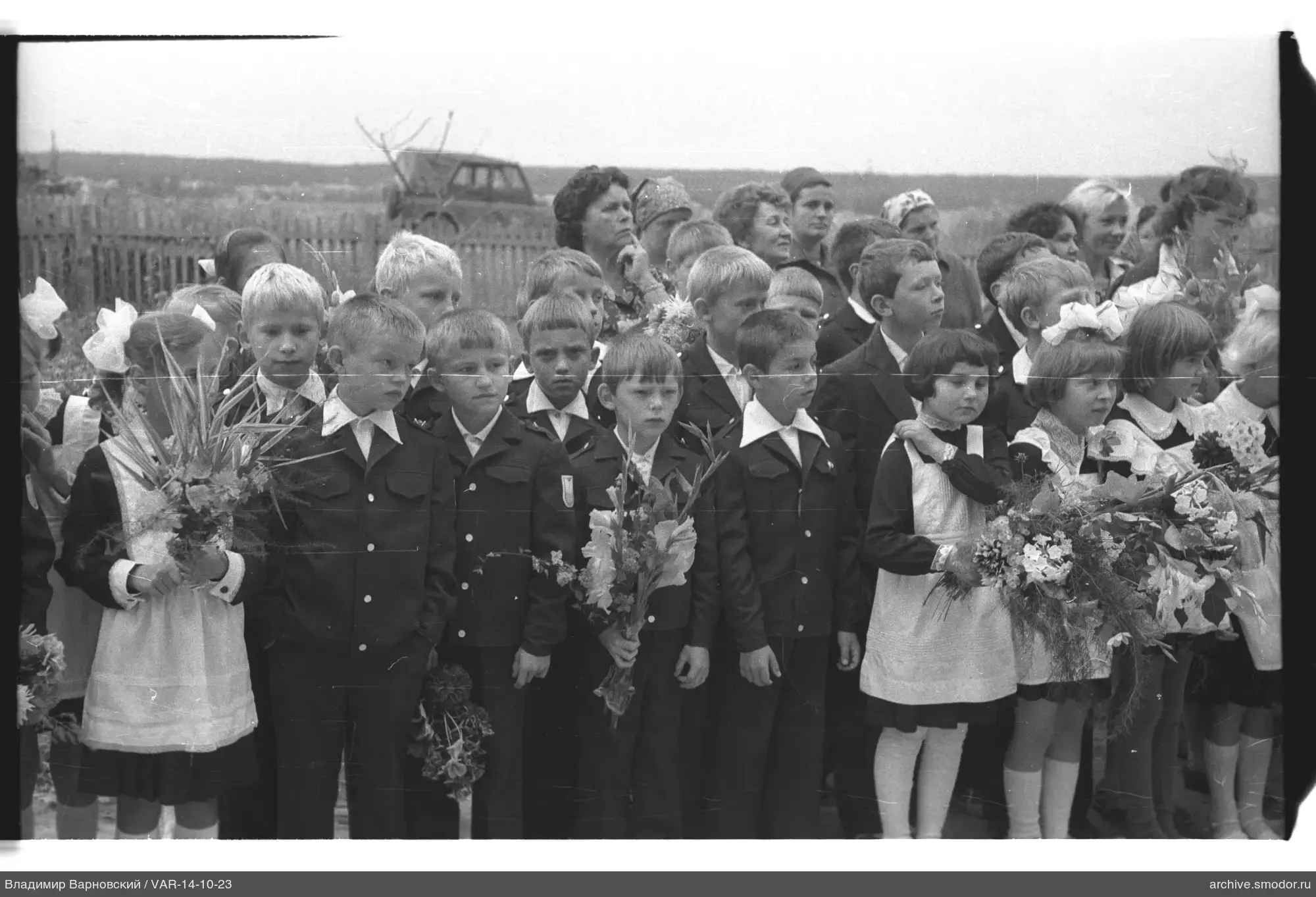Gruppenporträt von Kindern und Frauen