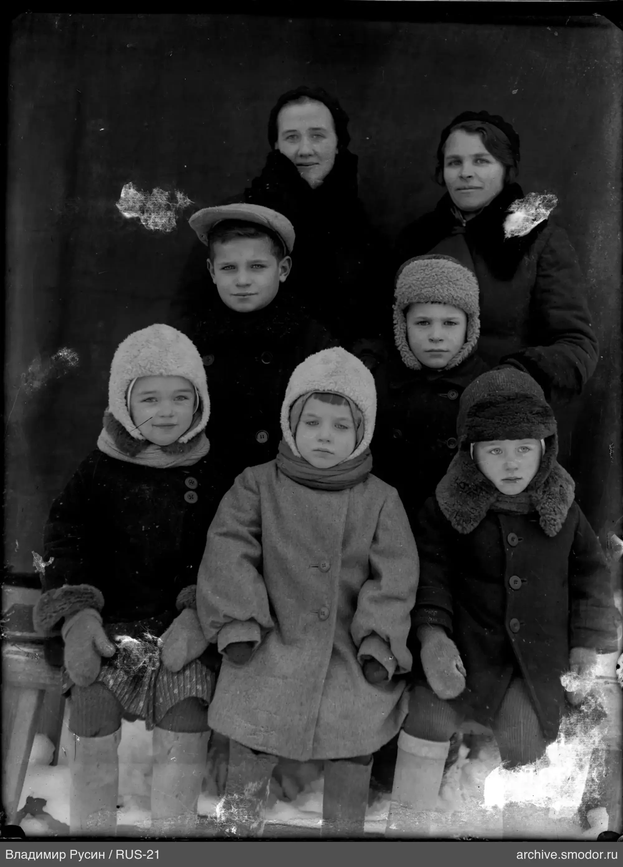 Gruppenporträt mit Kindern und Frauen
