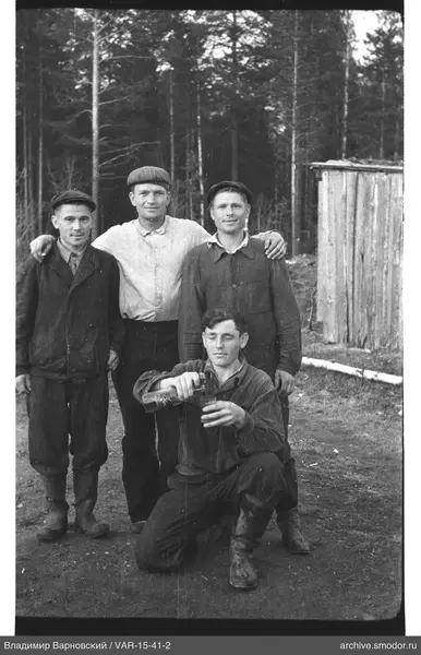 Группа мужчин на природе