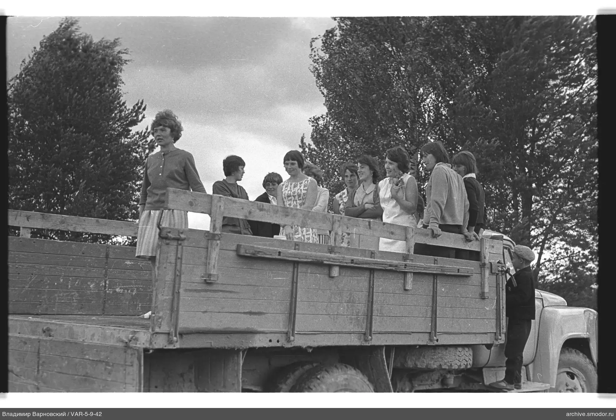 Gruppe von Mädchen und Jungen am Lastwagen