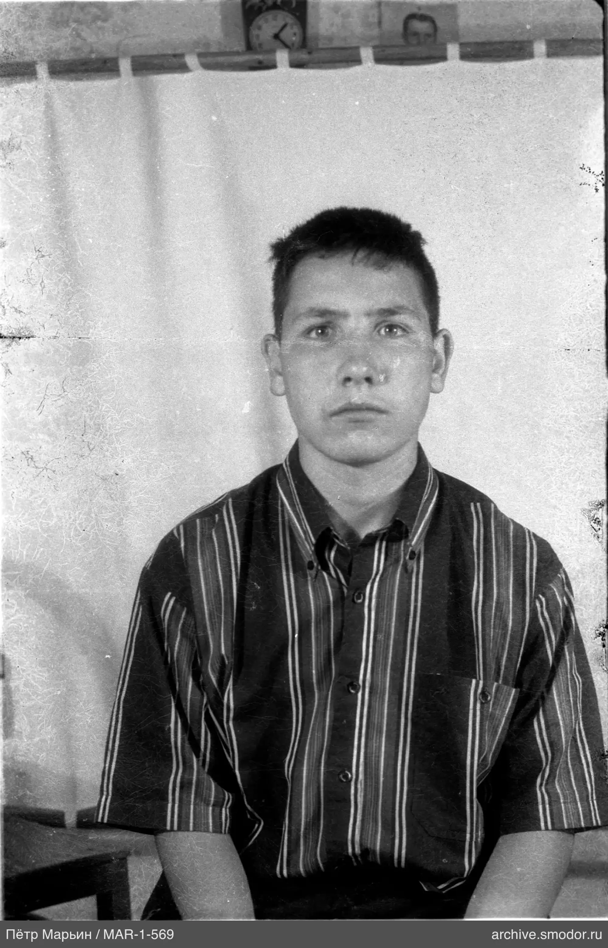 Porträt eines Mannes in gestreiftem Hemd