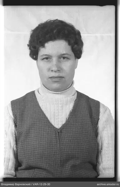 Porträt einer Frau in Pullover und Weste